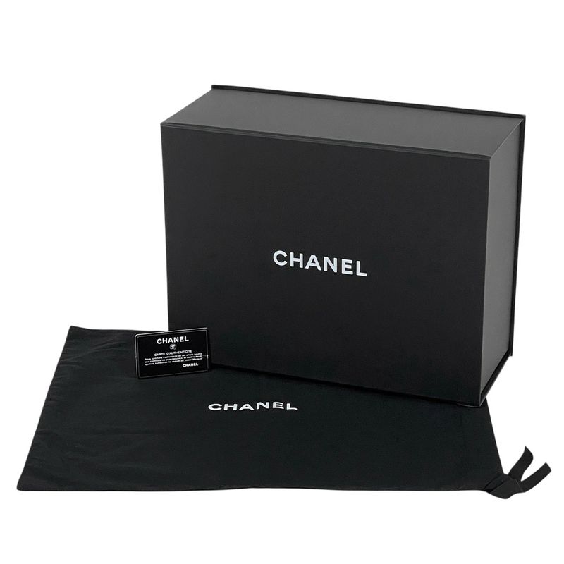 Chanel CC Logo Chain Tote Shoulder Bag Quilted Leather White