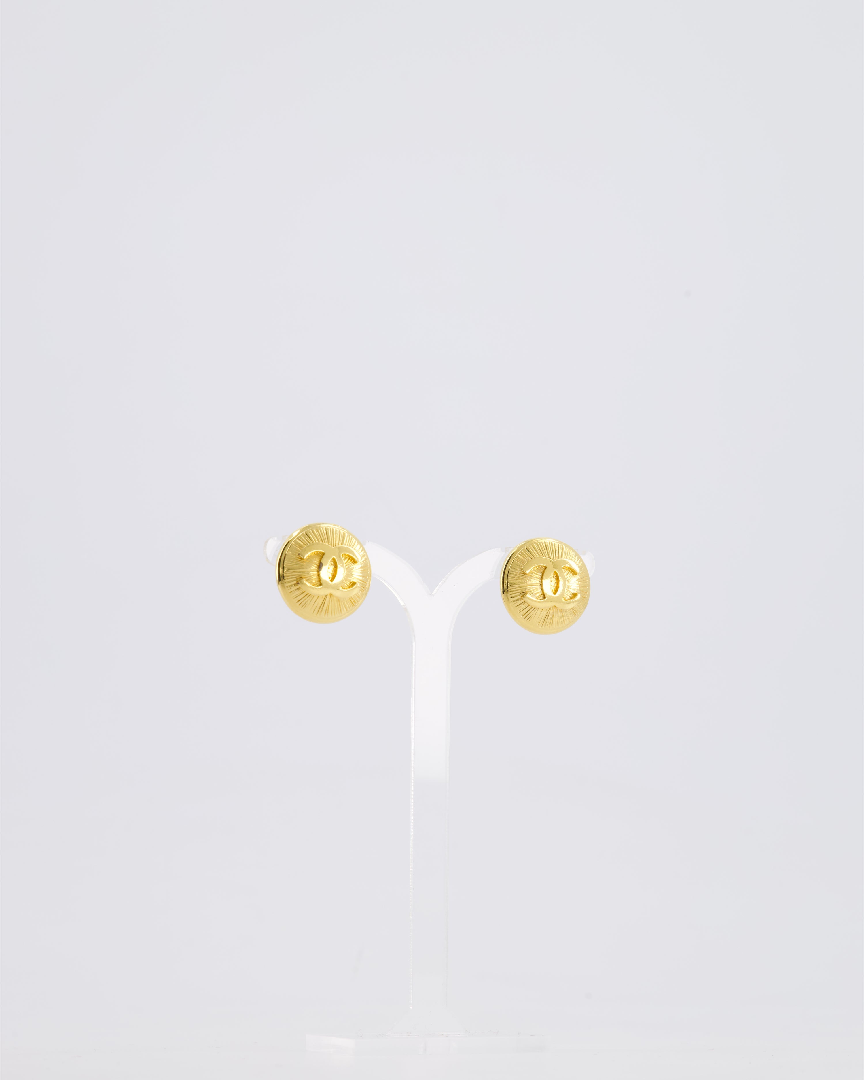 *HOT* Chanel Vintage Gold Medallion Starburst Clip On Earrings with CC Logo Detail