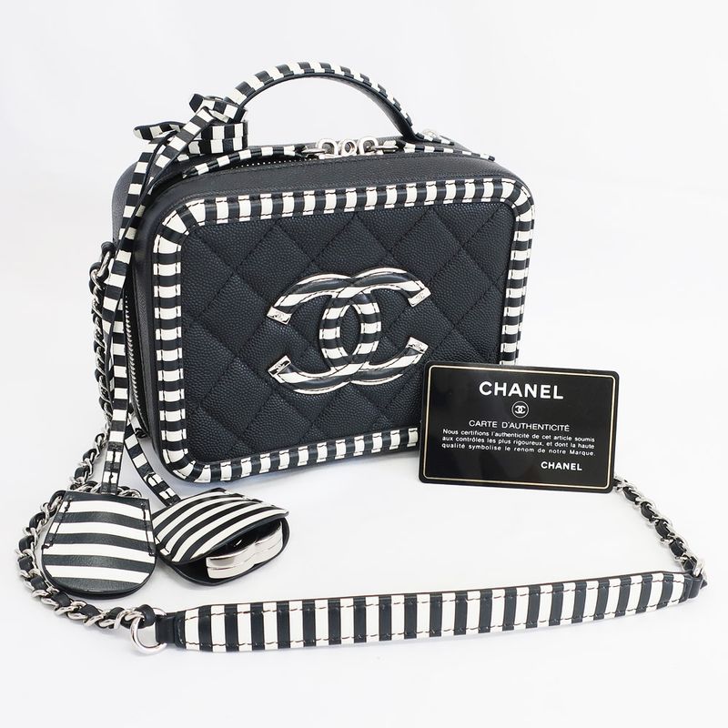 Chanel Chanel CC Filigree-chain Shoulder Bag White Black Quilted